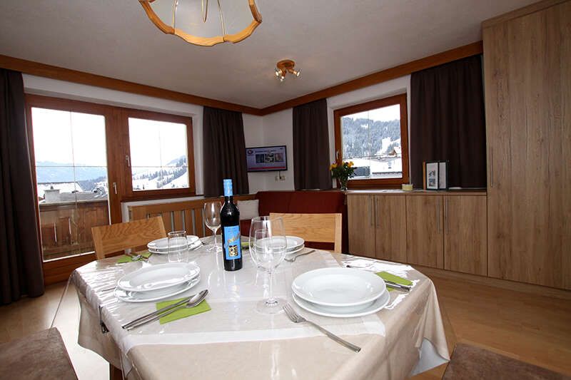 Wohnesszimmer mit Balkon Ferienwohnung Fiss