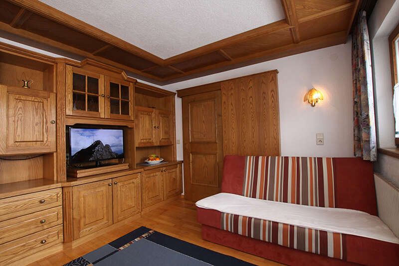 Wohnzimmer mit Schlafcouch Haus Viktoria Tirol